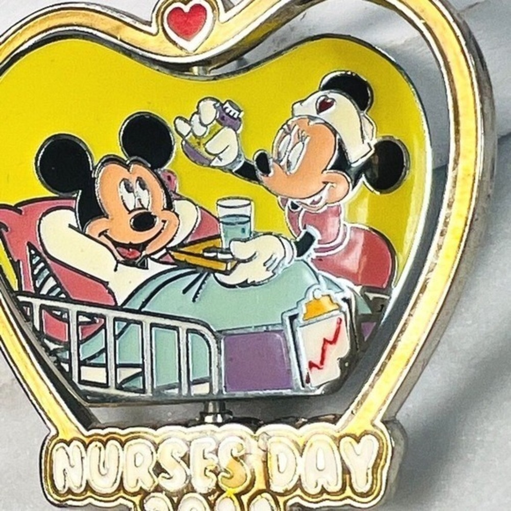 Disney‎ Pin Nurses Day 2011 Spinner Flip Mickey Minnie Donald Daisy LE 1500